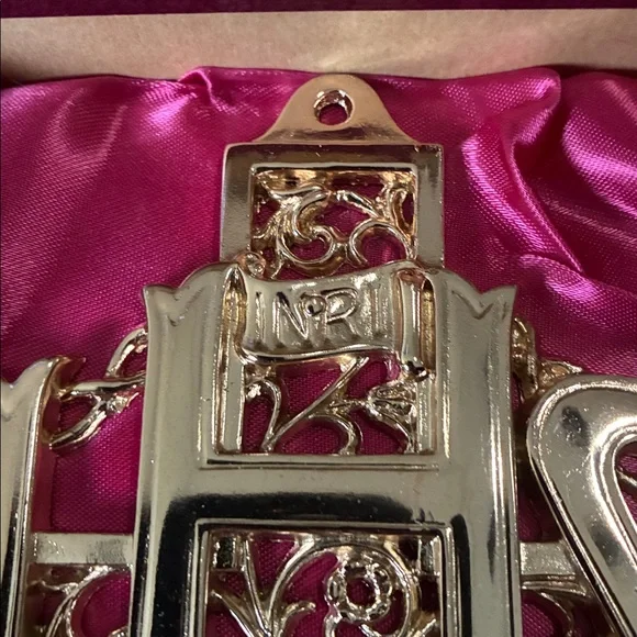 Vintage NOS Gold Tone IHS INRI Filigree Crucifix Wall Hanging in Original Box - Picture 2 of 6